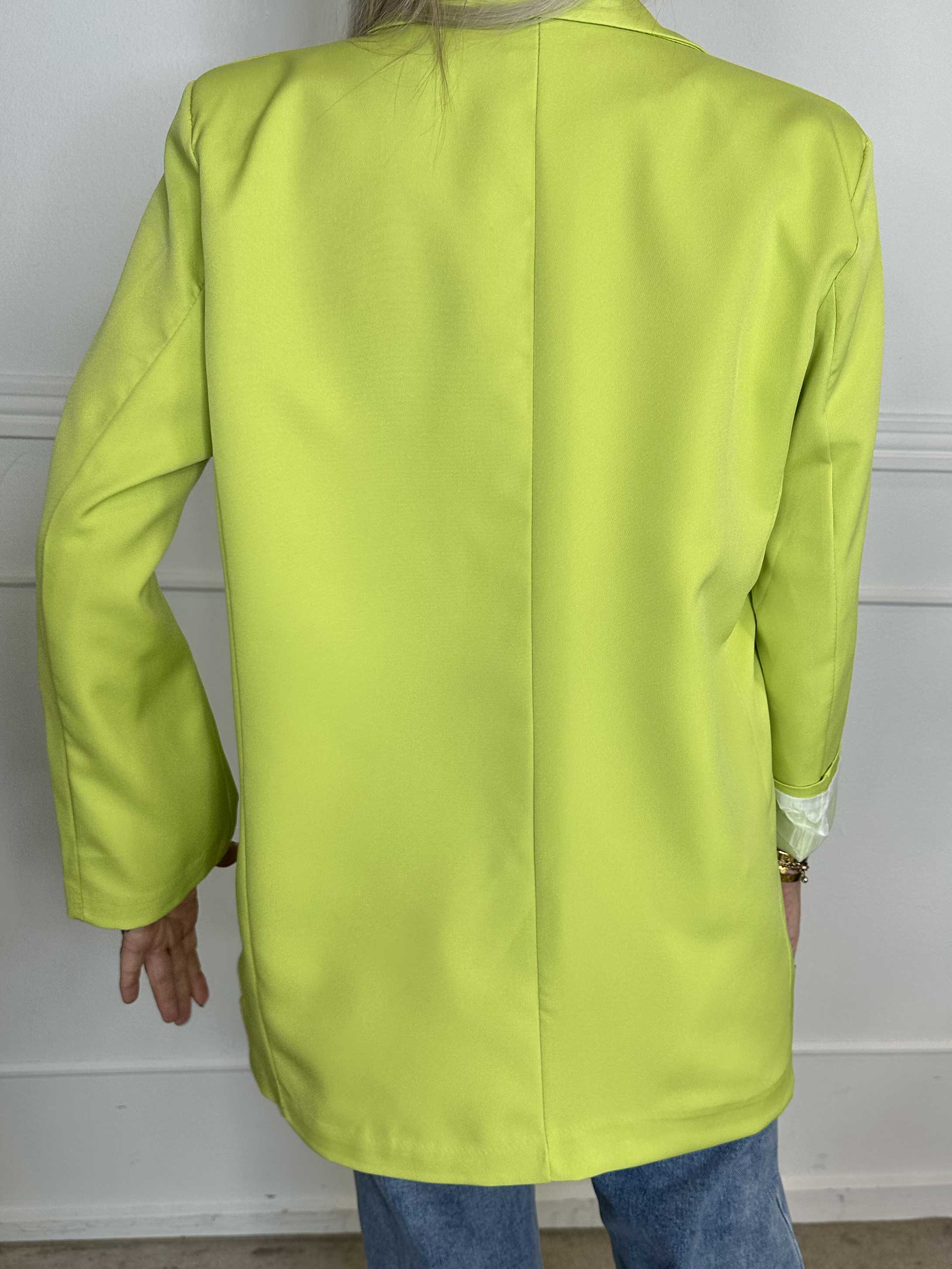 Kaisa - Farvet stilren blazer med knapper